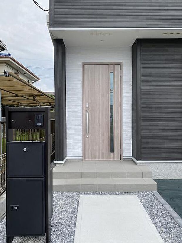 モニターカメラ付きのインターホンで訪問者が確認できます。宅配ボックス付きで、不在時でも安心です。