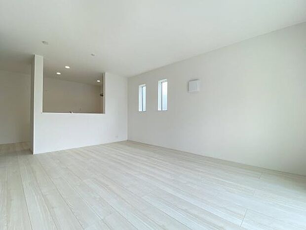 白を基調にした明るいリビング。18.5帖です。