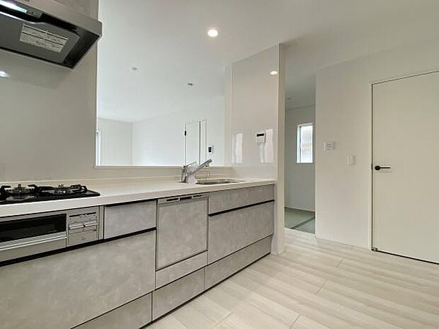 使い勝手の良いシステムキッチン。家事をしながらコミュニケーションが取れる対面式です。