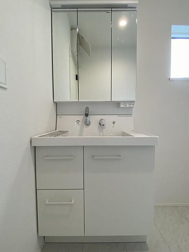 収納豊富な洗面台。備品をすっきりさせることで生活感が出にくくなります。