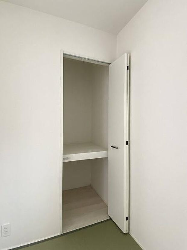 畳コーナ内収納スペース。リビングで使用する物の収納に便利です。