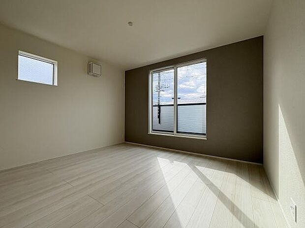 バルコニーに面した洋室。7.5帖のゆとりある広さで主寝室におすすめです。