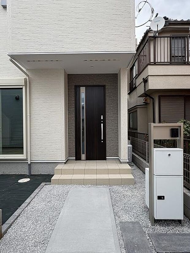 玄関外の様子です。モニターカメラ付きのインターホンで訪問者が確認できます。