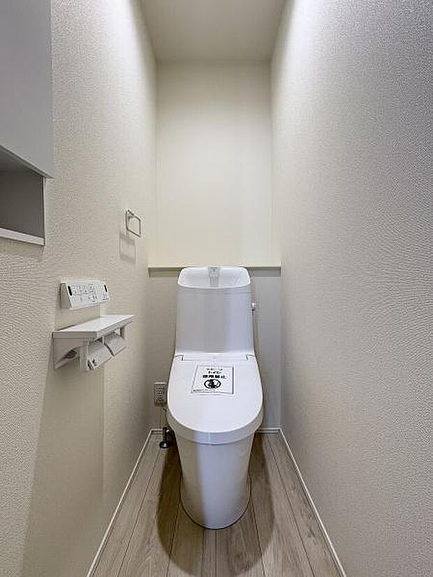 お手洗いは温水洗浄便座です。ストックに便利な収納棚があります。