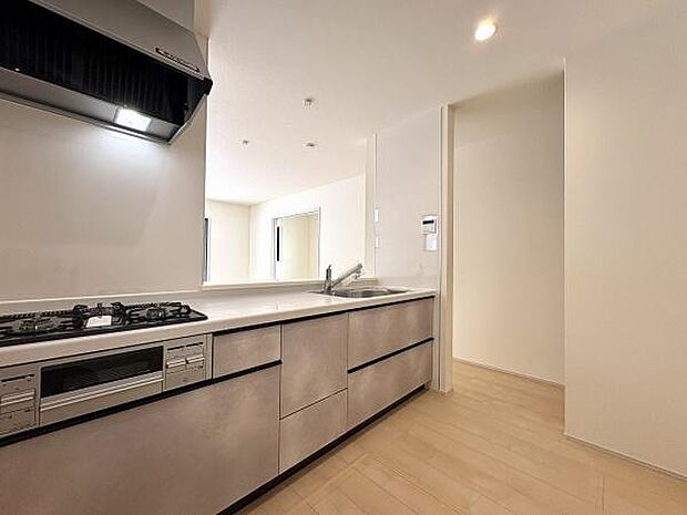 家事をしながら家族とのコミュニケーションが取れる対面式キッチン。