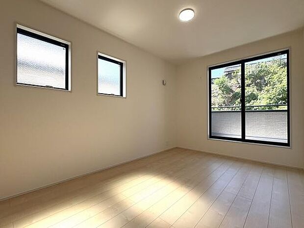 バルコニーに面した主寝室におすすめの6.75帖洋室。