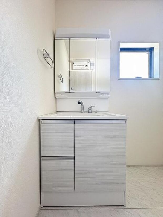 三面鏡付きの洗面台です。鏡裏にも収納可能。