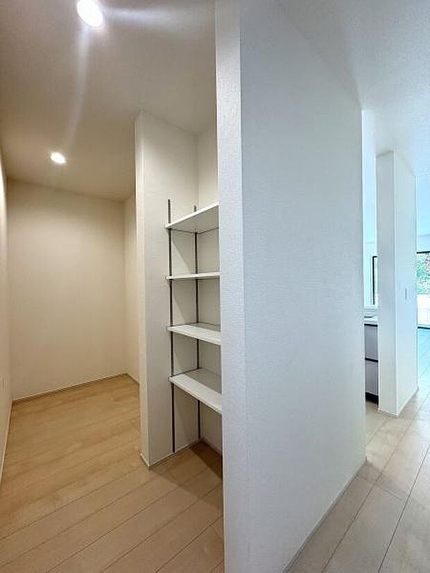 可動棚付きのパントリー。オープンストレージなので湿気がこもりにくく保管品も一目でチェックできます。