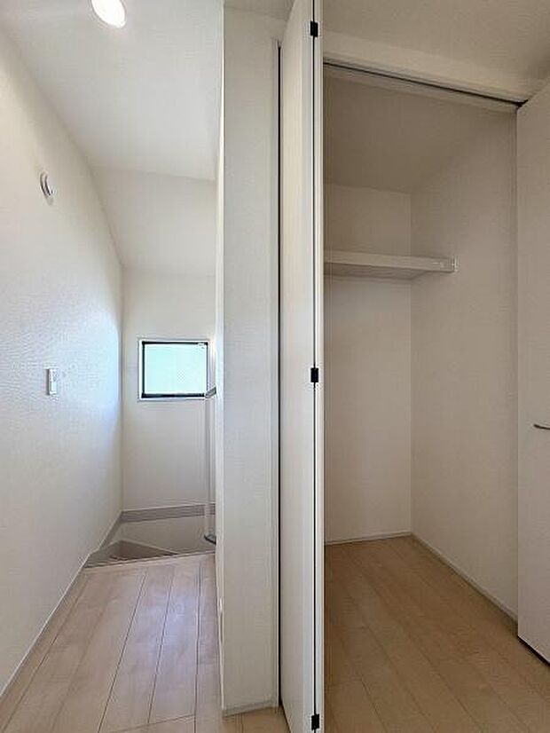 お掃除道具なども保管できる2階廊下収納