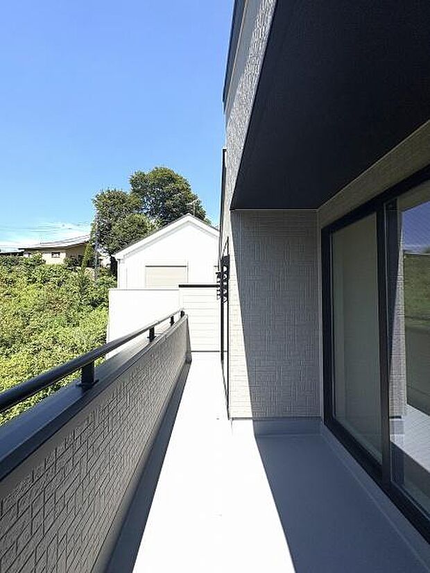 2部屋にまたがるバルコニー