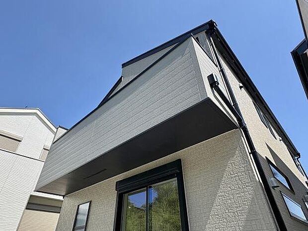 現地・建物の様子です。南西向きで陽当り良好です。