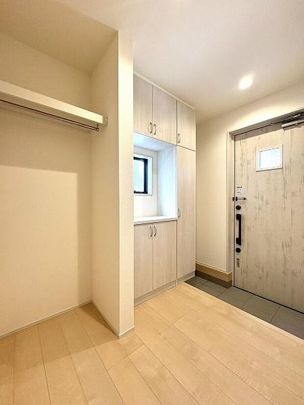 玄関にはよく着る上着などを掛けておけるオープン収納付きです。