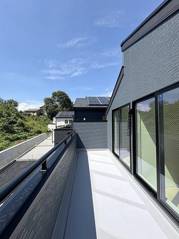 2部屋にまたがるバルコニー。陽当り通風良好です。