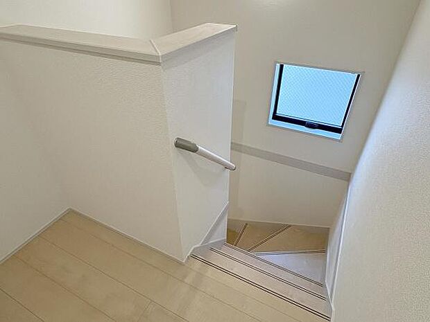 階段には手すりがついているので昇り降りが安心です。