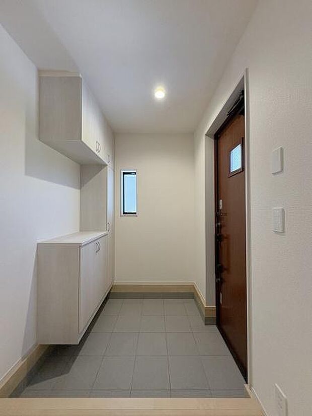 換気に便利な窓のある玄関内。