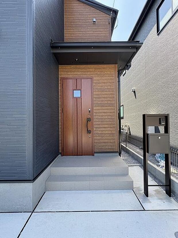 モニターカメラ付きのインターホンで訪問者が確認できます。