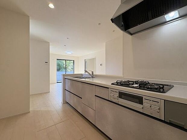 収納力のあるシステムキッチン。