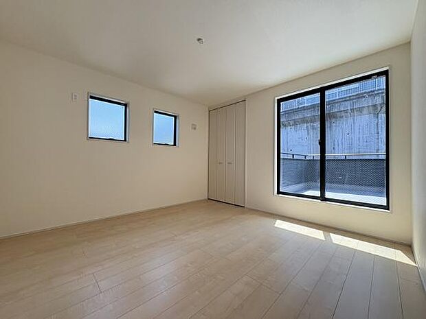 バルコニーに面した主寝室におすすめの洋室。8帖のゆとりある広さです。