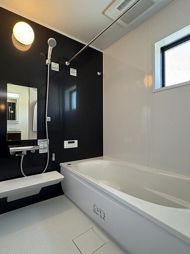 1日の疲れをゆっくりと癒すバスルーム。浴室換気乾燥機つきなので、入浴後の換気だけでなく衣類の乾燥にも重宝します。