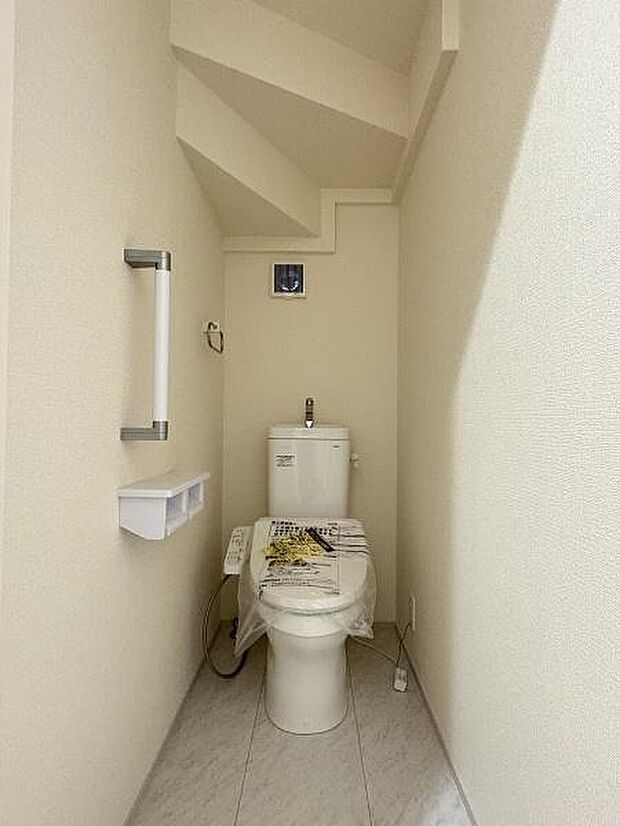 手すり付きで安心のお手洗い。