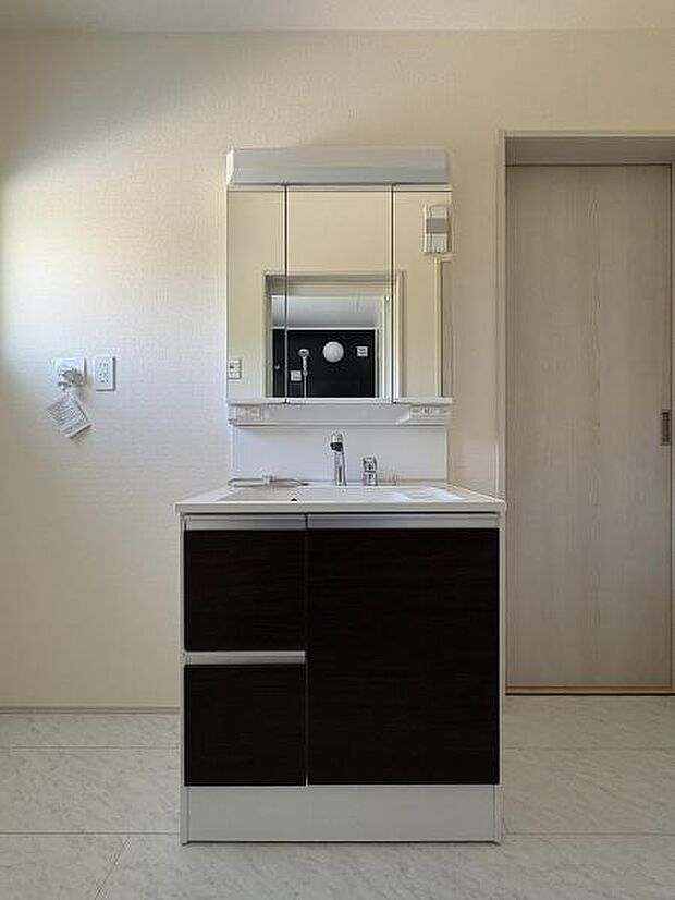 収納豊富な洗面台。備品をすっきりさせることで生活感が出にくくなります。