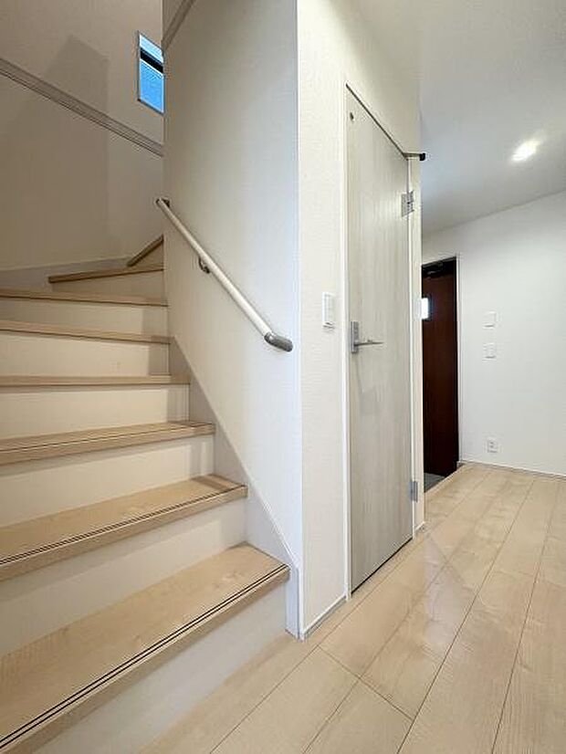 階段には手すりがついているので昇り降りが安心です。