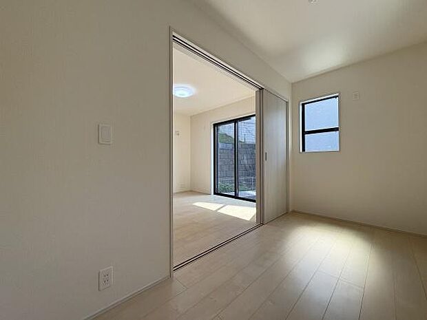 1階4帖洋室。リビングの続き間としても個室としても便利な一室です。