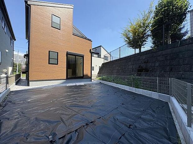 季節のお花を楽しめるお庭。