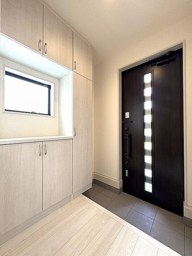 たっぷり収納できるシューズボックスを備えた玄関内。