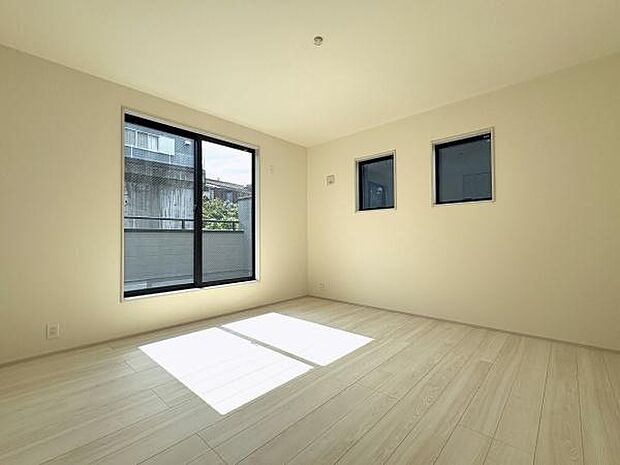 バルコニーに面した主寝室におすすめの洋室。8.5帖のゆとりある広さです。