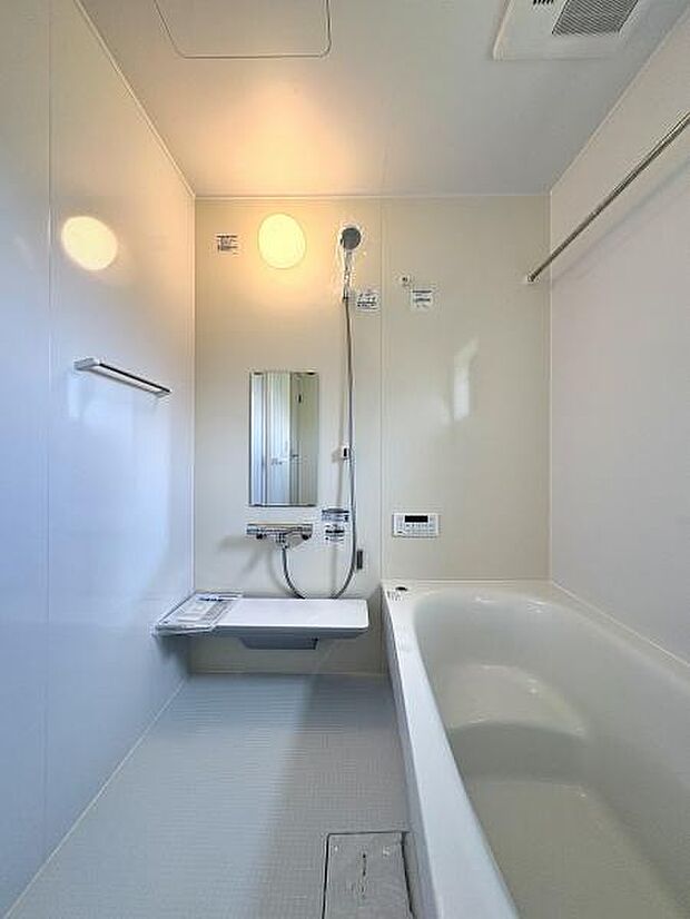 1日の疲れをゆっくりと癒すバスルーム。浴室換気乾燥機つきなので、入浴後の換気だけでなく衣類の乾燥にも重宝します。