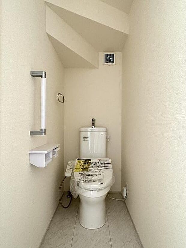 1階・2階にそれぞれ設けられたトイレは温水洗浄便座です。(写真は1階トイレ)