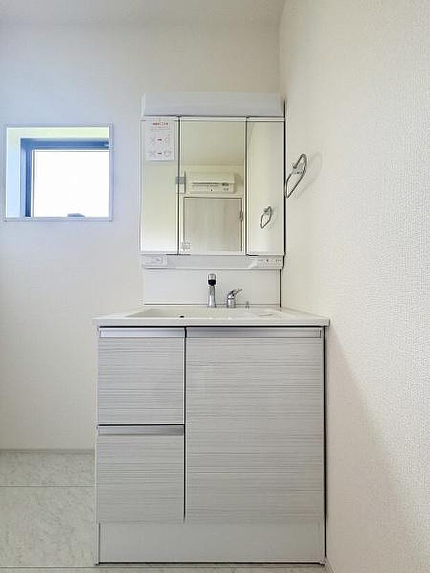 三面鏡付きの洗面台です。鏡裏にも収納可能。