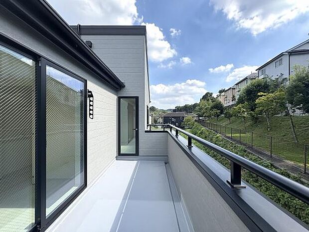 2部屋に面したバルコニー。陽当り・通風良好です。