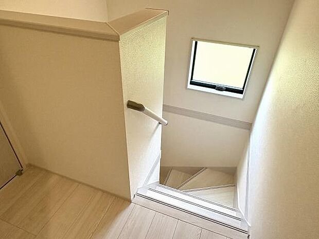 階段には手すりがついているので昇り降りが安心です。窓があるので明るさもあります。