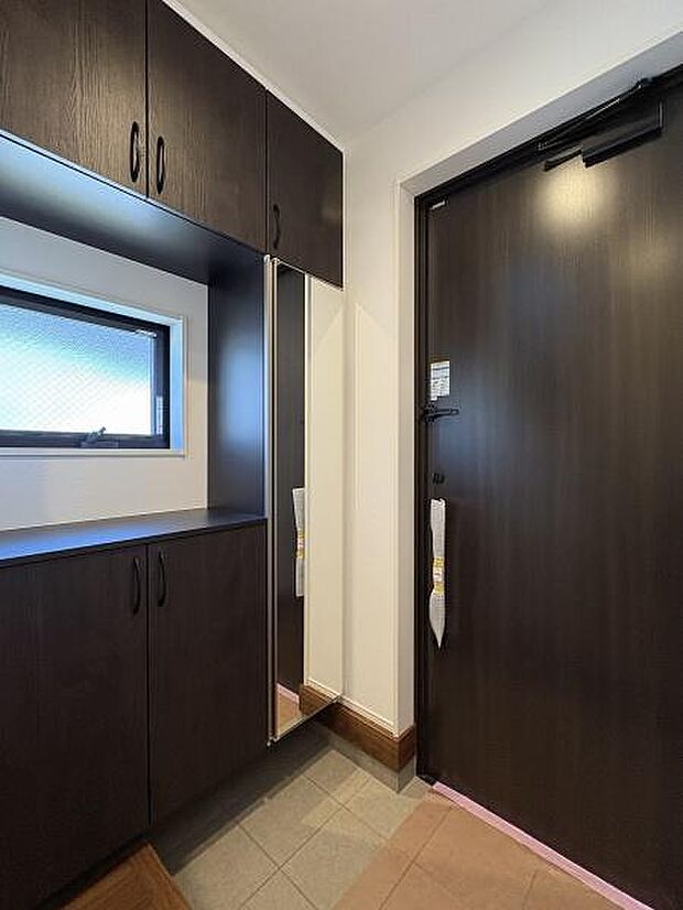 窓のある明るい玄関内