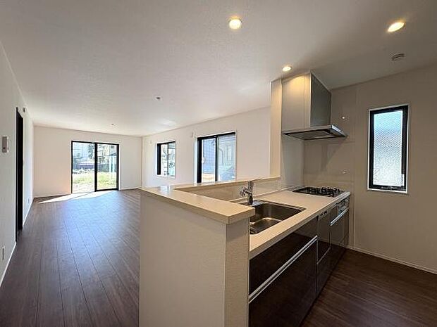 家事をしながらコミュニケーションが取れる対面式キッチン。