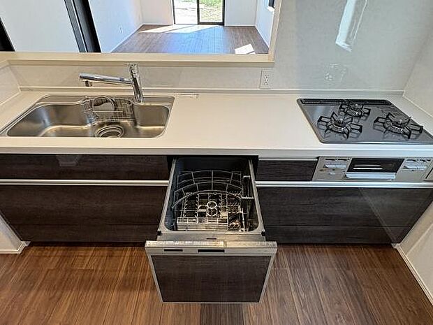 家事をしながらコミュニケーションが取れる対面式キッチン。食器洗い乾燥機付きです。