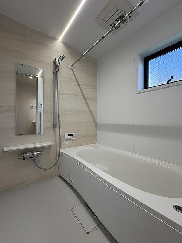 浴室暖房換気乾燥機付きなので冬場も温かく、体温の急激な変化を防ぎます。また、雨の日が続いてもお洗濯物が乾かせます。