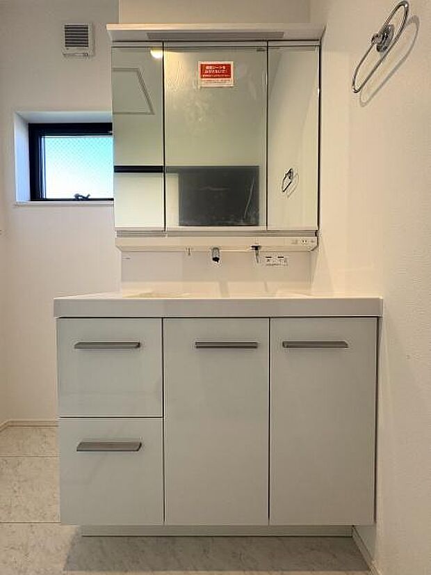三面鏡付きの洗面台です。鏡裏にも収納可能。
