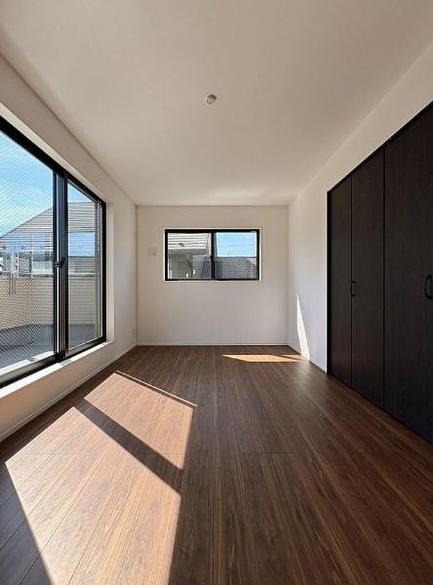 陽当り良好バルコニーに面して明るい7.5帖洋室。