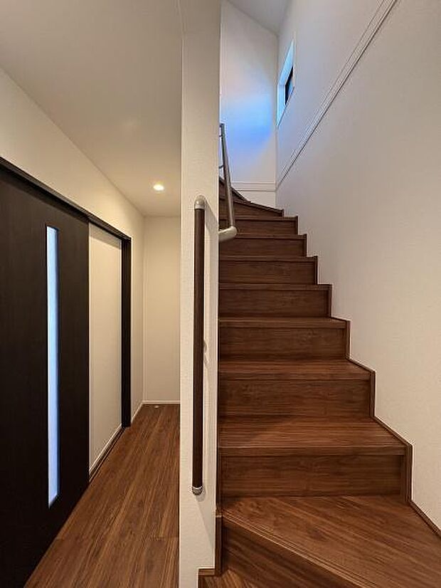 階段には手すりがついているので昇り降りが安心です。