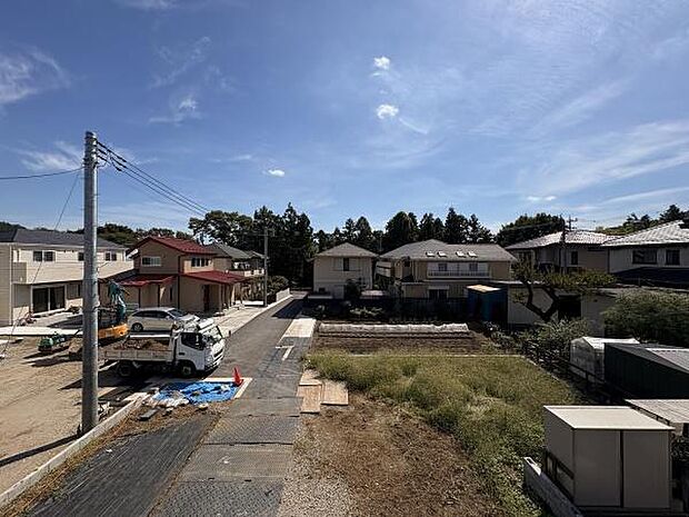 バルコニーからの眺望。空が広く感じられます。