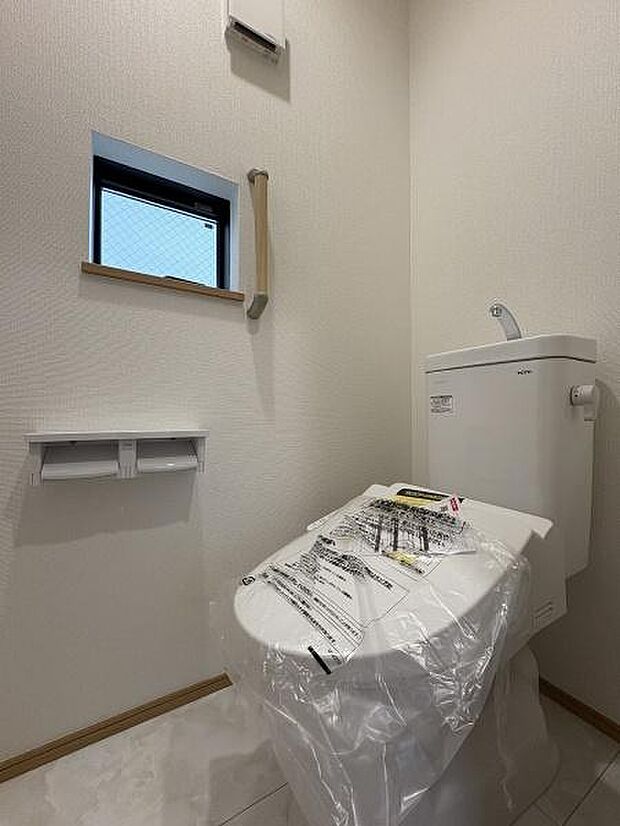 1階・2階にそれぞれ設けられたトイレは温水洗浄便座です。(写真は1階トイレ)