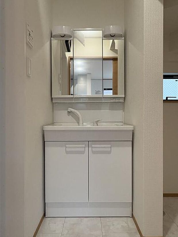 収納豊富な洗面台。