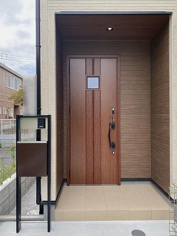 玄関外の様子です。モニターカメラ付きのインターホンで訪問者が確認できます。