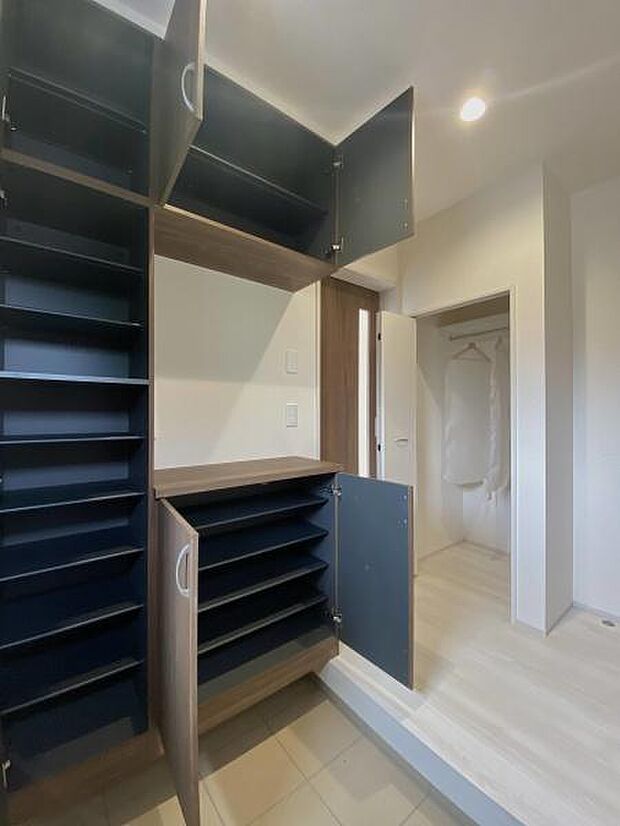 クローゼット付きの玄関ホール。シューズボックスも大容量です。