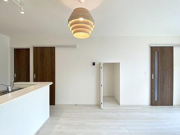 リビングには掃除道具などの保管に便利なストレージ付きです。