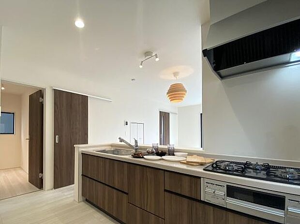 家族みんなで使いやすいシステムキッチン。