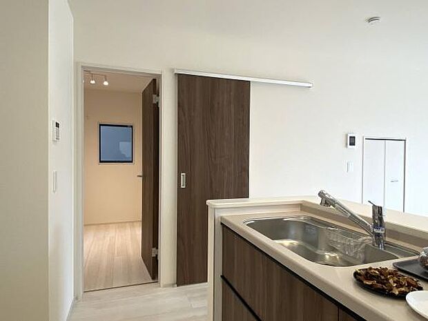 キッチン横には3帖のストレージルームがあります。